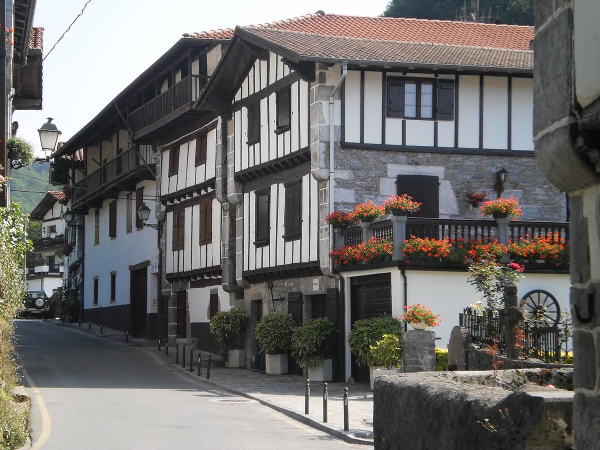 Larraenea Bed And Breakfast Lesaka Exterior photo